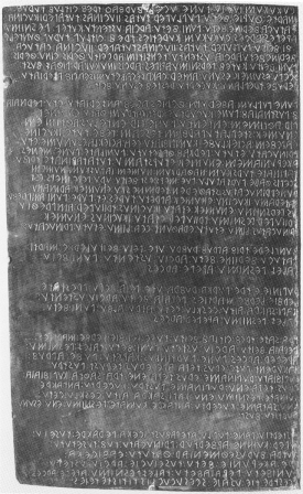 Table de Gubbio I a (n. 1 côté A) en graphie étrusque. Gubbio 1444. Probablement IIe siècle av. J.-C.